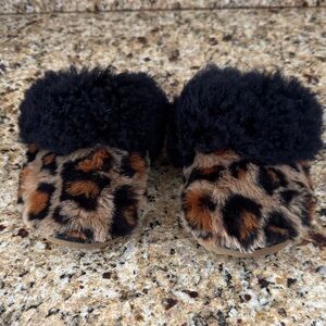 UGG Big Kids size 4 Leopard Print Slippers with Black Fur